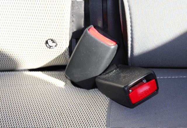 妹「焦げ臭くない？」運転中の父「気のせいだろ」だが後部座席を見た瞬間⇒「車停めて！」母が絶叫したワケ…