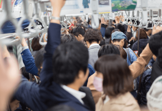 遅延で止まった満員電車。車内に乗客が長時間閉じ込められた結果⇒驚愕の展開に「一生忘れられない」
