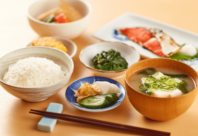 「あんたのはこれ（笑）」嫁嫌いの義母が昼食を用意。直後⇒床に置かれた【あり得ない一皿】に「ウソでしょ…」