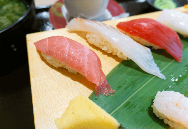 高級寿司店で…客「回転寿司の方がマシだわ！」大声で”悪口”を言うも…直後⇒板前の〈神対応〉に拍手喝采！