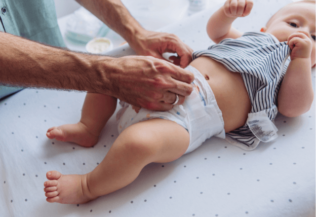 男の子のおむつ替えはどうする？安全な手順と漏れを防ぐコツを徹底解説！