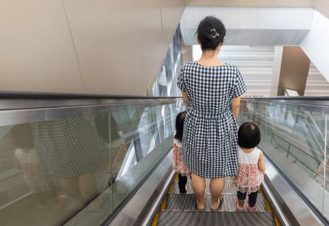 エスカレーターで…小さな子どもが“取り残された”その瞬間⇒通りすがりの女性の【神対応】に母親涙…