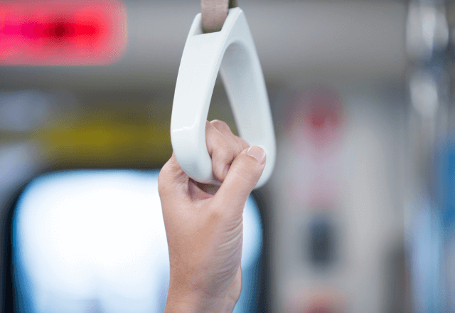 電車で…席を譲る青年「どうぞ」女性「ありがとう」だが青年が降りた直後⇒女性がすぐに席を立ったワケ…