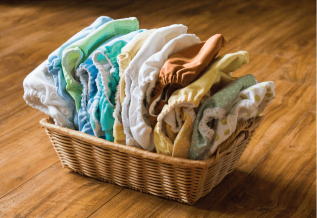 漏れを防ぐ布おむつの上手な当て方!月齢と性別に合わせた折り方のコツ