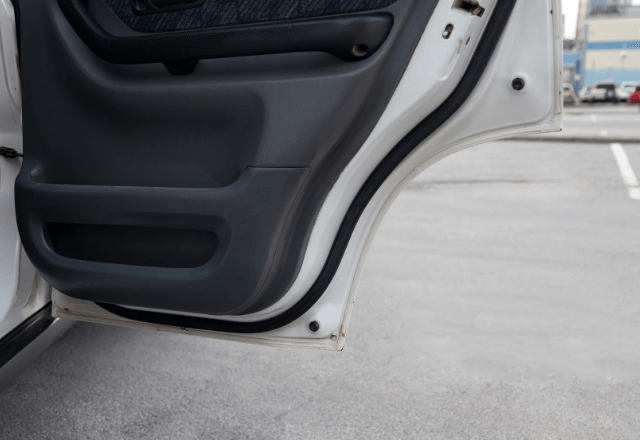 SAで…ドアをぶつけた男3人「勝手に開いた（笑）」女性「え…」直後⇒「免許証出して」男たちが硬直して…