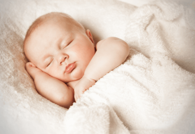 赤ちゃんの体重はどう増える？目安や測り方の注意点