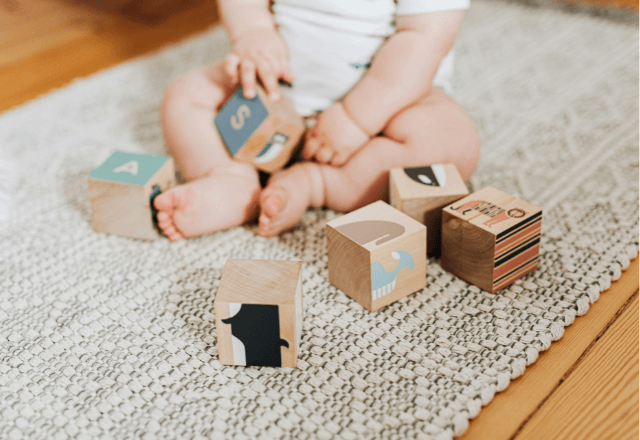 出産祝いにおすすめ！0歳児が喜ぶ木のおもちゃの魅力と選び方