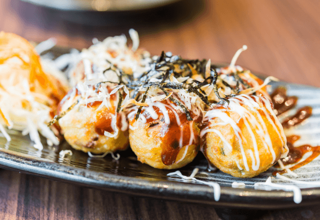 たこ焼き屋で…食器を下げずに帰る客。見かねて片付けた直後⇒店主「これ…」渡された【ソレ】に二度見して…