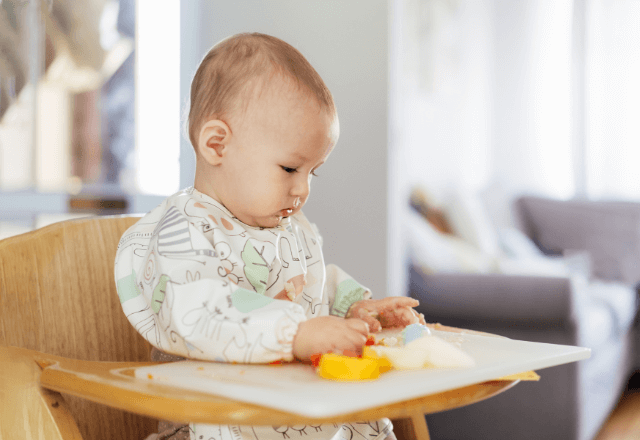 赤ちゃんの手づかみ食べはいつから？進め方のコツとおすすめレシピを紹介