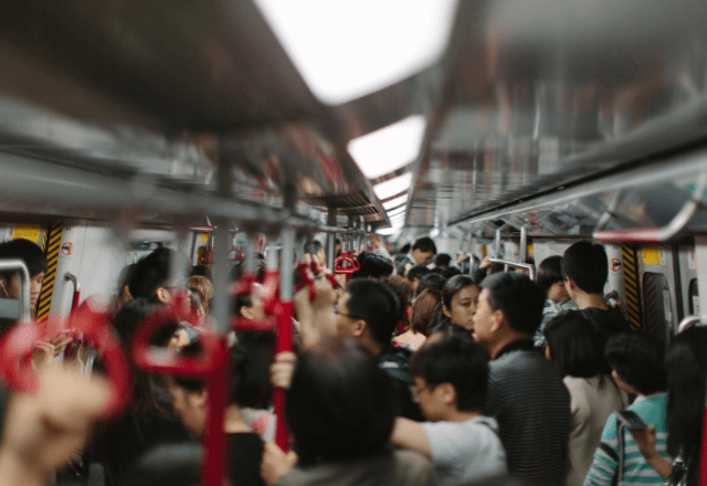 電車で…乗ってきた人が手に持つ“ソレ”にゾッ。直後⇒「降りろ！」近くの客が上げた声で車内騒然に―！？