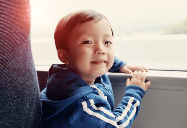 『皆迷惑してるでしょ！』電車で大はしゃぎの子どもに母親が激怒。直後⇒乗客の“まさかの行動”で空気が一変！