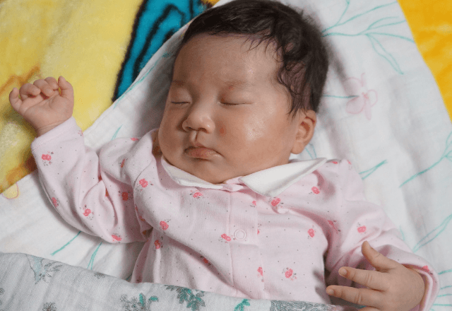 生後2ヶ月の寝かしつけ方法！赤ちゃんの特徴や環境づくりのコツを解説
