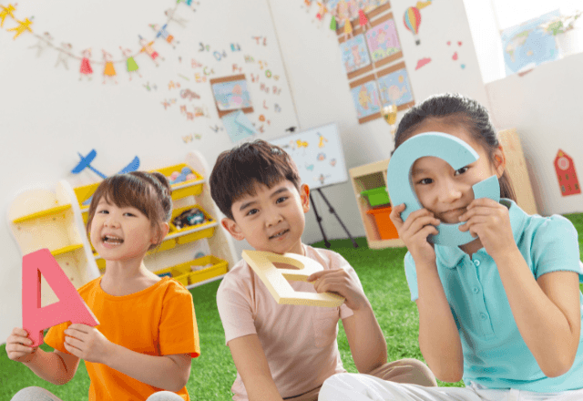 保育園で英語は学べる？気になる教育環境や費用の目安を解説