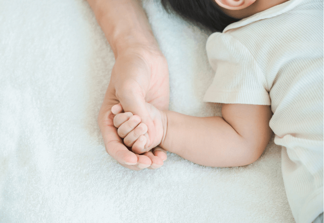 赤ちゃんの利き手が決まる時期は?見分け方と左利き矯正の考え方