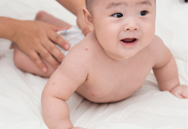 動く子どもも安心！パンツタイプのおむつ替えのコツと手順