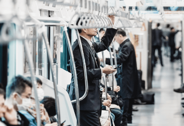 満員電車で…「お前ら全員降りろ！」突如聞こえた男性の大声。振り返った瞬間⇒【驚愕の理由】に車内騒然―！？