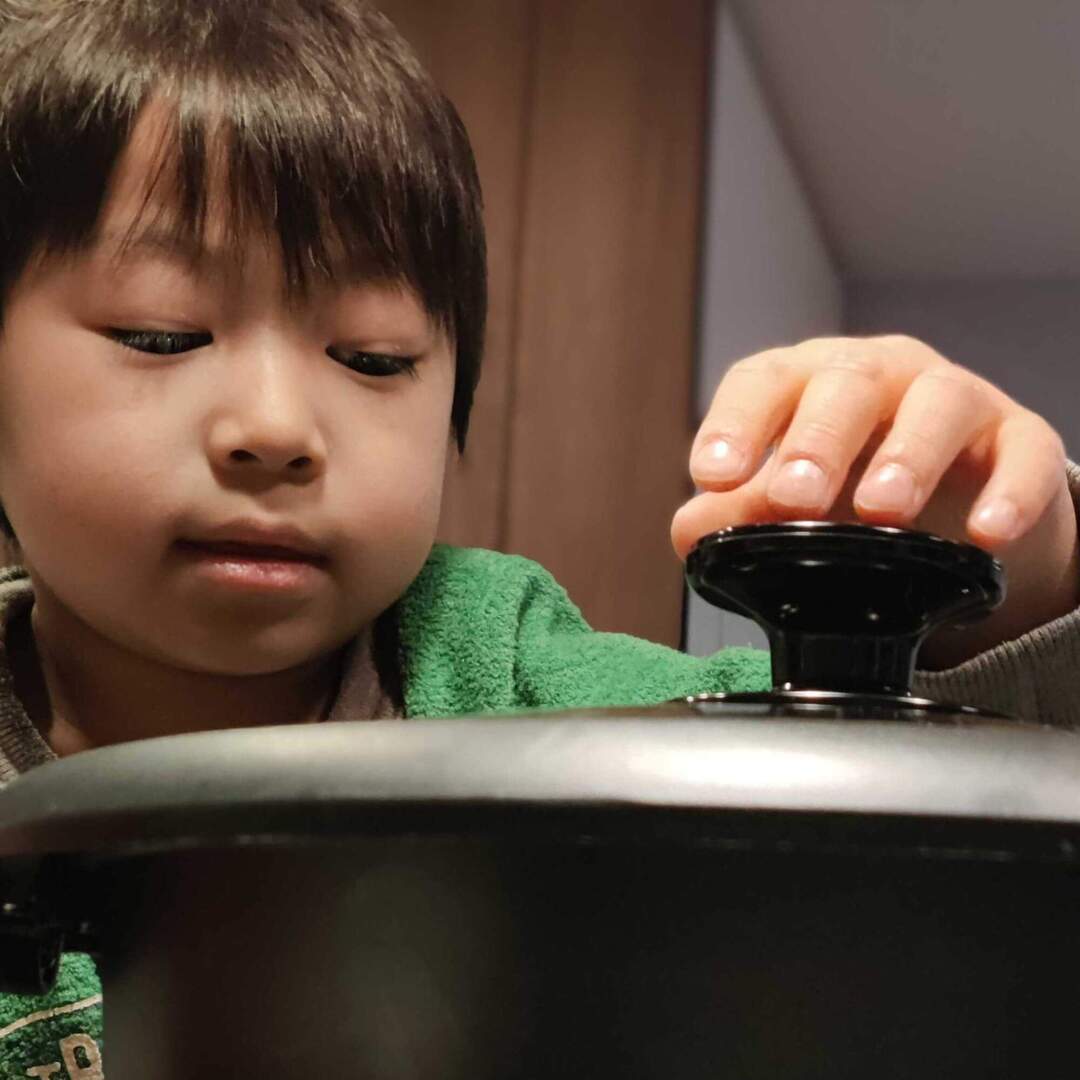 【子育て家庭は要注意】電源オフ後10分経っても危険！冬の時期「調理器具のやけど」事例が後を絶たない…！