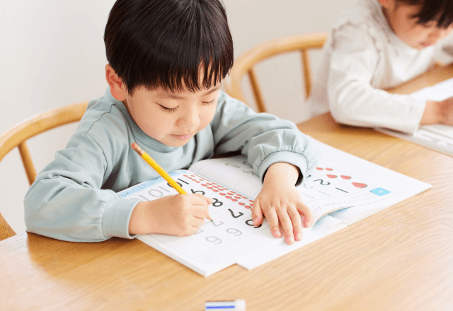 「じっとしていられない」にどう寄り添う？子どもの離席と向き合うヒント