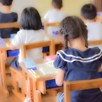 【小学校入学の不安を解消】授業中ずっと座っていられる…？正しい姿勢を保つために今から始めたい”背筋ピーン！”の練習法