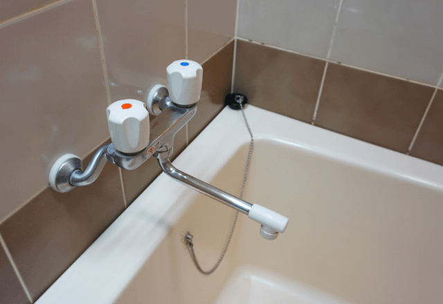 内見中…私「お風呂場見ても？」担当者「待って！」直後⇒担当者が浴槽に【塩をまき散らし】始めて―！？