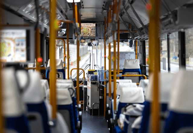 バスで泣き止まない娘に…「少し周りに配慮しろよ！」激怒する男…しかし直後⇒横にいた”高校生の行動”に涙…