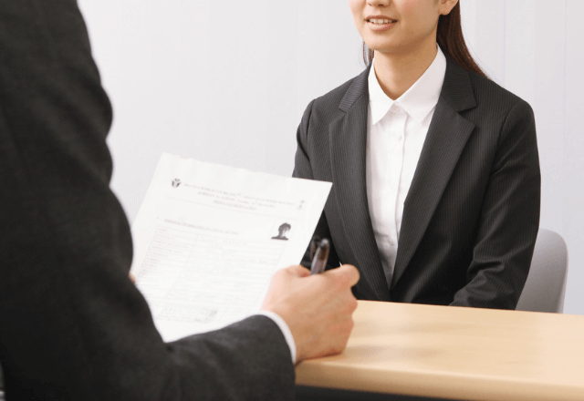 大手企業の最終面接で…面接官「母子家庭でしょ？不採用で（笑）」しかし⇒“私の正体”を知った瞬間…全員「え？」