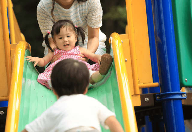 公園で…私「ぶつかってすみません」ママ友「お互い様よ」だが翌日⇒「慰謝料払え！」深夜にドアを叩かれて…