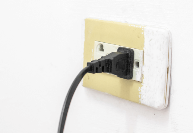 突然【2倍】に跳ね上がった電気代…裏庭にある”不審なコード”を辿った結果⇒請求額が上がった〈まさかの理由〉に絶句