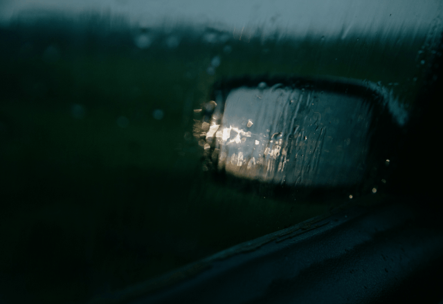 雨の夜道で…「何あれ？」傘を振り回し車を追う不審者。逃げようとした直後⇒窓を叩いた【まさかの正体】に絶句…