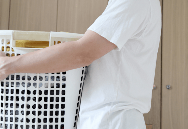 休日の夫「洗濯物、早く畳みなよ」仕事帰りの妻「自分でやれば？」直後⇒夫が無言でカゴへ向かった理由に「え…」