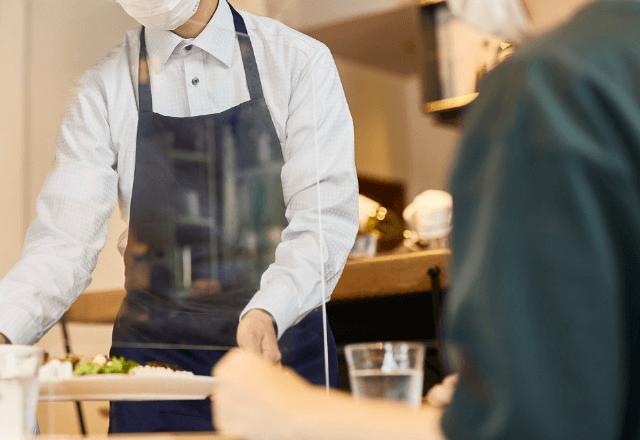 私「料理がまだ来ないんですが」店員「少しお待ちください」しかし数分後⇒店員の衝撃対応に「二度と来ない！」