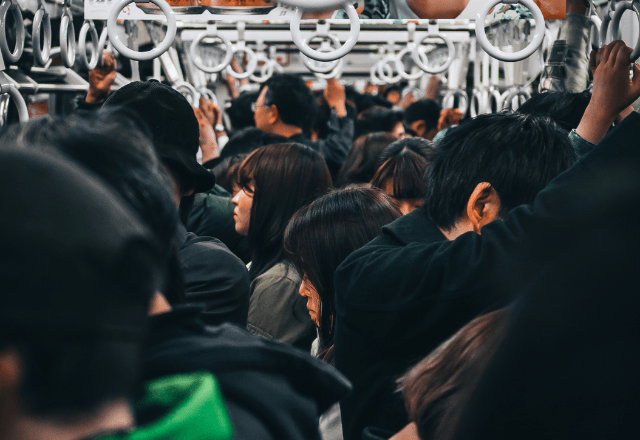 満員電車で…乗客に押され倒れそうになった私。直後⇒車内に広がった【信じられない光景】に涙…