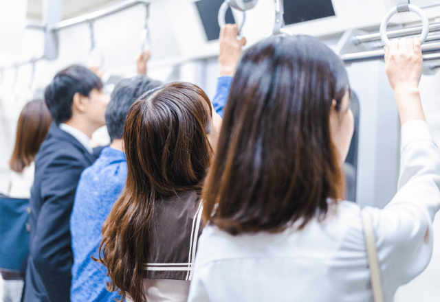 電車で…妊婦を突き飛ばし席を奪う男。周囲の注意もシカトしていた直後⇒【予想外の一喝】に男が逃走─！？