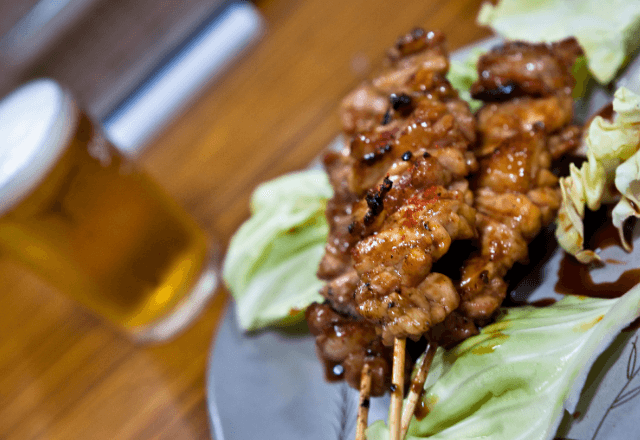 居酒屋で…客「焼き鳥下さい」店員「はい」しかし一口食べた瞬間⇒「何ですかこれ…」衝撃の展開に…