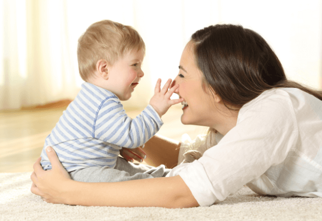 生後0ヶ月からの楽しい室内遊び！赤ちゃんとのコミュニケーション術