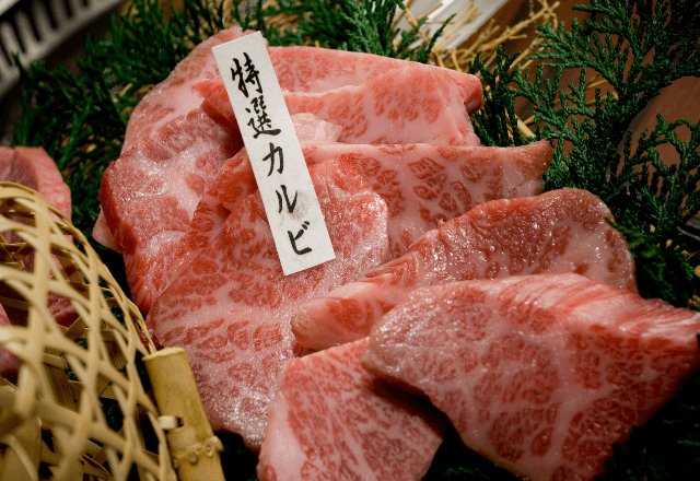 高級焼肉で…爆食いしたカップル「払えません」店員「え？」直後⇒「だって…」驚愕の言い訳に客全員が失笑…