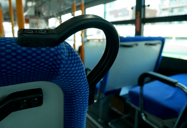 バスで帰宅中…イヤホンを突然外されてビクッ！顔を上げた瞬間⇒運転手「あの…」まさかのひと言が―！？
