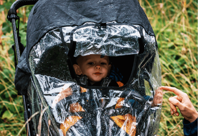 雨の日も快適に！ベビーカー用レインカバーの活用術と選び方