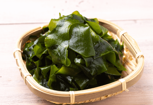 【管理栄養士監修】ワカメは何歳から食べられる？初めての離乳食での注意点