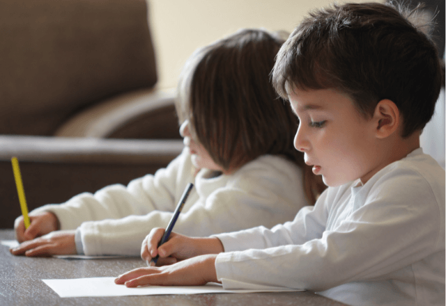 リビング学習で集中力アップ！子どもにぴったりな机の選び方