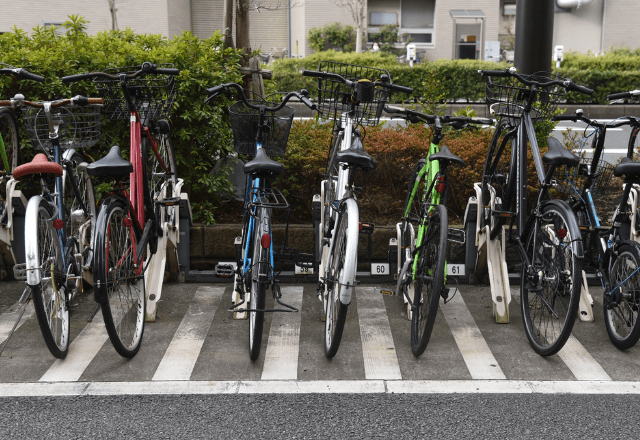 駐輪場で…ご近所さんの自転車を10分で直した私。半月後⇒「よかったら…」渡された"高級すぎるお礼"に仰天！？