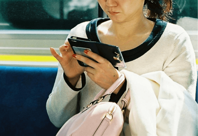 電車内で…席に座ると“何となく感じた視線”。気にせずスマホを触った瞬間⇒“ガシッ！”と頭を掴まれて―！？