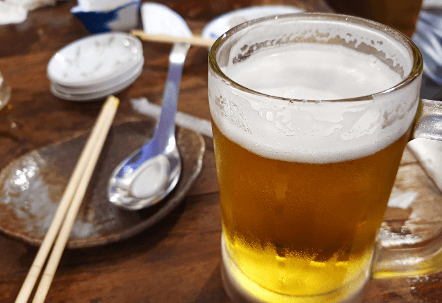 飲み会で…“爆食い”した上司が「途中参加なので払いませーん（笑）」とバックレたので、次回【全員で遅刻した】結果