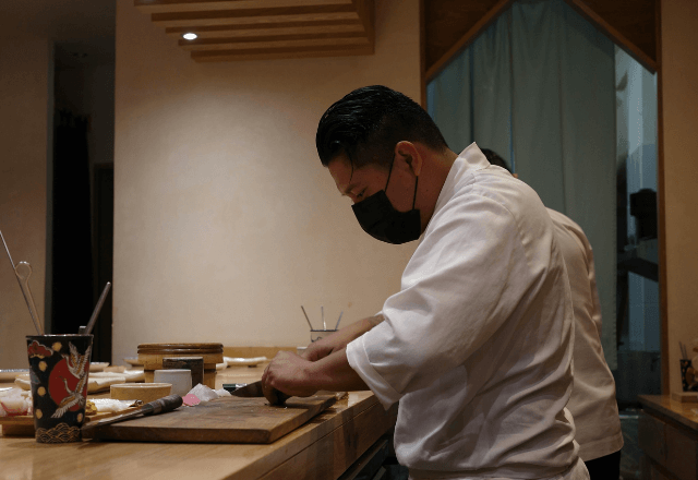 居酒屋で…女性店員に絡む酔っ払いを料理長が一喝。「お前誰やねん！」直後⇒料理長の【驚愕の過去】が判明して―！？