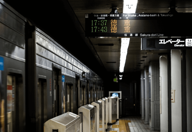 駅のホームで…電光掲示板に“見慣れない言葉”が。近付いた直後⇒「えっ！？」思わぬ内容に立ち止まり―！？