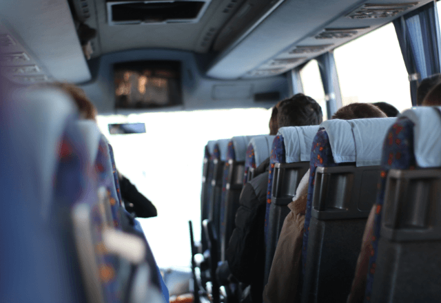 バスで…運賃が「20円足りない」と焦るおじいさん。直後⇒運転手が叫んだ【まさかの一言】に車内騒然！？