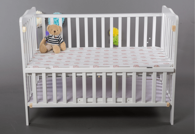 ベビーベッド周りをスッキリ！お世話が楽になる収納術と安全な活用法