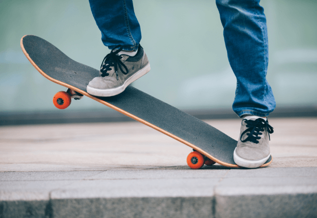 子どものスケボーデビュー！選び方のコツと安全に楽しむための必需品