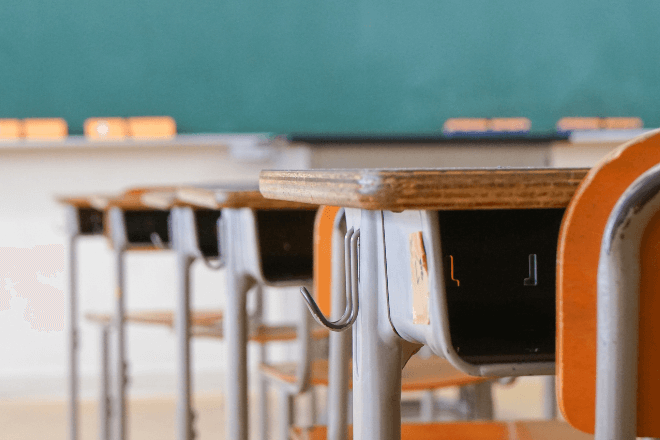 「隣の子が拾ってくれたんだ」玄関に落ちていた用紙を先生へ。落とし主は隣の男子！？⇒3年間近くにいた彼との『意外な結末』