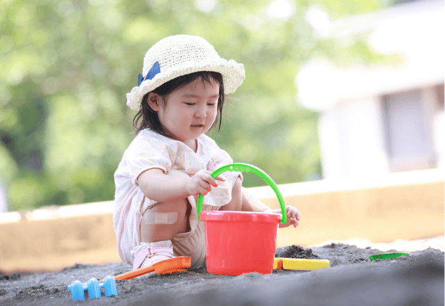 自宅で砂場遊び！衣装ケースで作る簡単・衛生的砂場